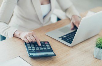 gamer on her computer and working with a calculator